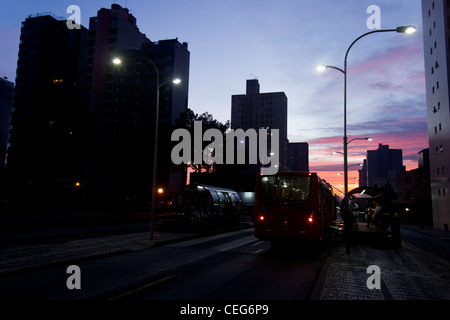 Curitibas Bus-System an sich. Roten Schnellbus Halt an auf u-Bahnstation in Anchieta Avenue Stockfoto