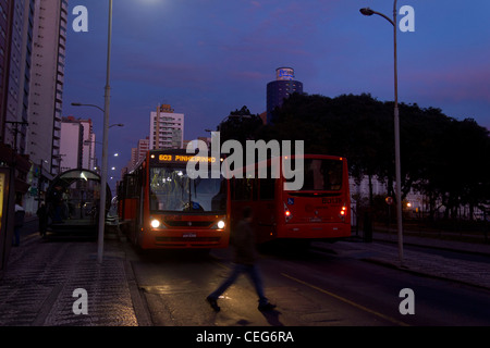 Curitibas Bus-System an sich. Roten Schnellbus Halt an auf u-Bahnstation in Anchieta Avenue Stockfoto