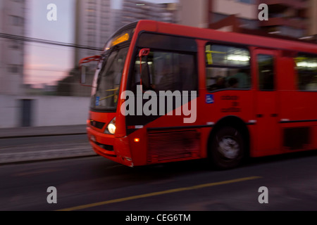 Curitibas Bus-System an sich. Roten Schnellbus Halt an auf u-Bahnstation in Anchieta Avenue Stockfoto