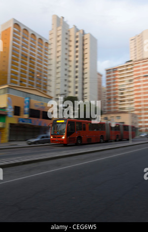 Curitibas Bus-System an sich. Roten Schnellbus Halt an auf u-Bahnstation in Anchieta Avenue Stockfoto