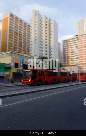 Curitibas Bus-System an sich. Roten Schnellbus Halt an auf u-Bahnstation in Anchieta Avenue Stockfoto