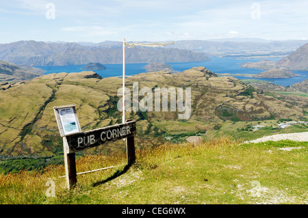 Ein Blick über Lake Wanaka von Pub Ecke Parapente Website auf den Aufstieg zum Skigebiet Treble Cone, Wanaka, Neuseeland Stockfoto