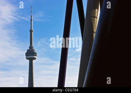 CN Tower mit Toronto School of Art in Toronto, Kanada Stockfoto