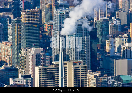 Blick auf die Skyline der Innenstadt, Schornstein Ausschank Rauch unter Hochhäuser, Toronto, Kanada Stockfoto