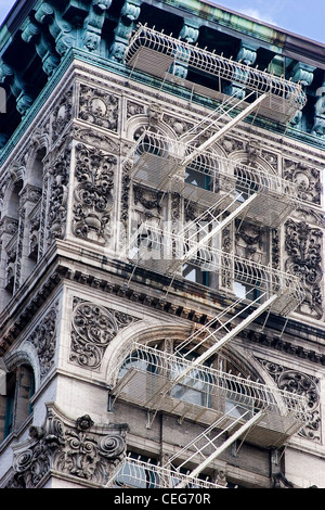 Gebäude mit Ausfahrt Feuerwehrleitern in Soho, New York City Stockfoto