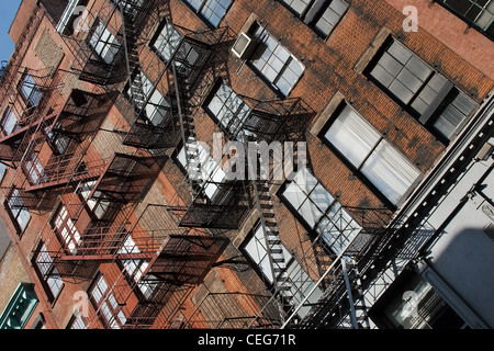 Gebäude mit Feuer Ausfahrt Leitern in Soho. New York City Stockfoto