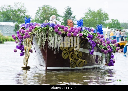 Fabelhafte geschmückten Booten in die spektakuläre jährliche Westland Floating Blumenkorso 2. August 2009, Maasland, Niederlande. Stockfoto