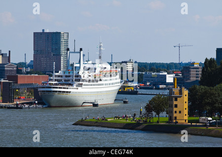 HAL Rentner Schiff SS Rotterdam in Heimatstadt Rotterdamer Hafen mit vielen Besuchern während World Port Tage 2010 Stockfoto