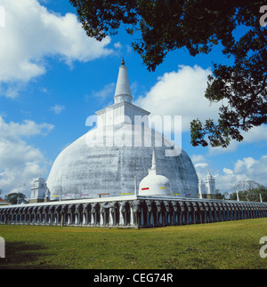 Anuradhapura Sri Lanka die große Dagoba, umgeben von einem herrlichen Fries von Elefanten Stockfoto