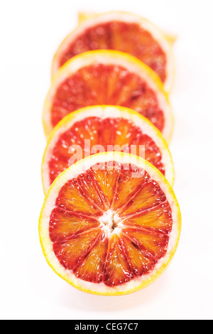 Citrus X sinenesis. Blutorange-Hälften auf einem weißen Hintergrund. Stockfoto