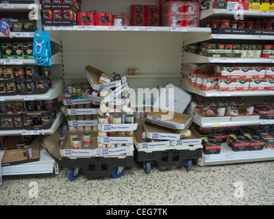 unordentlich Shlves in einem Tesco-Supermarkt Stockfoto