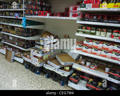 unordentlich Shlves in einem Tesco-Supermarkt Stockfoto