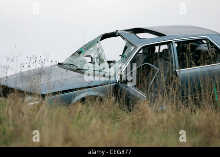 beschädigtes abgestürztes Auto liegend in einem Feld in das Vereinigte Königreich zerschlagen Stockfoto