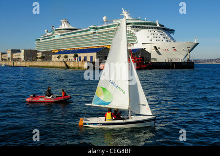 Die Unabhängigkeit der Meere Kreuzfahrtschiff gebunden an den Docks in Vigo, Galizien, Spanien Stockfoto