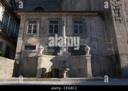 Wasser-Brunnen auf der Nordseite der Kathedrale von Porto - Porto, Porto District, Norte Region, Portugal Stockfoto