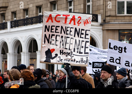 HAMBURG, Deutschland - 11. Februar 2012: Menschen in den Straßen gegen das geistige Eigentum Abkommen ACTA protestieren. Stockfoto