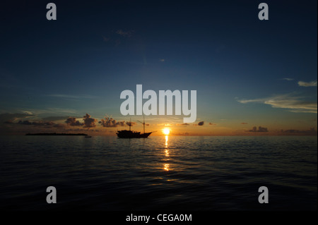 Die Damai Liveaboard vertäut in Lucipara Atoll Banada Meer, Indonesien. Sonnenuntergang erschossen. Eine schöne traditionelle Phinisi Schiff. Stockfoto