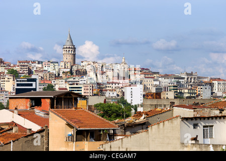 Stadtbild von Istanbul in der Türkei, Stadtteil Beyoglu, zuhinterst Galata-Turm Stockfoto