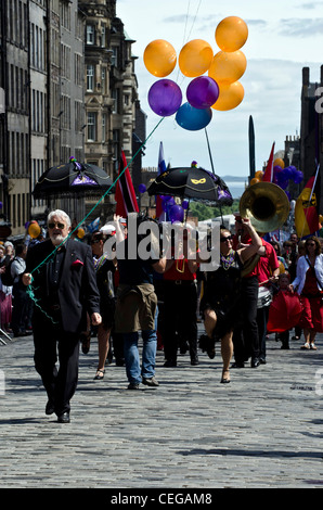 Acker Bilk führt der Edinburgh Jazz and Blues Festival Karneval Parade. Stockfoto