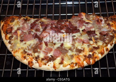 Verzehrfertige Pizza direkt aus dem Ofen Stockfoto