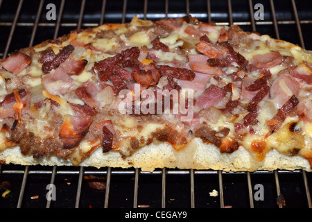 Verzehrfertige Pizza direkt aus dem Ofen Stockfoto