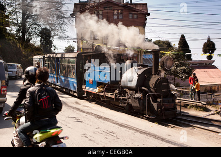 Indien, Westbengalen, Darjeeling Himalayan Mountain Railway Lokomotive Ankunft im Bahnhof Stockfoto