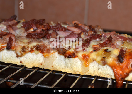 Verzehrfertige Pizza direkt aus dem Ofen Stockfoto