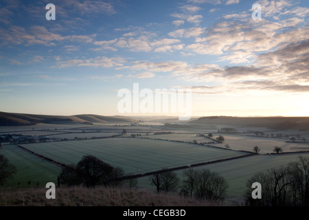 Ein Blick auf eisigen Feldern in der Nähe von Kingston Deverill in Wiltshire, kurz nach Sonnenaufgang aus kleinen Knoll fotografiert. Stockfoto