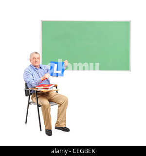 Ein senior Mann sitzt auf einem Stuhl und grün Schule Schulleitung isoliert auf weißem Hintergrund Stockfoto