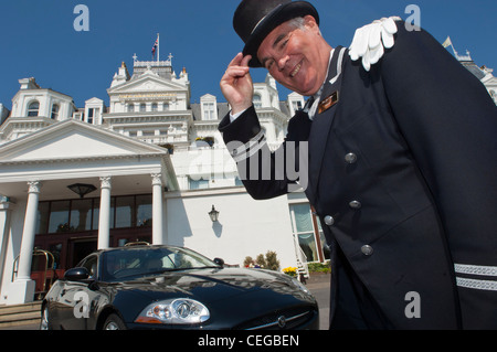 Livrierter Portier außerhalb The Grand Hotel Eastbourne East Sussex England UK Stockfoto