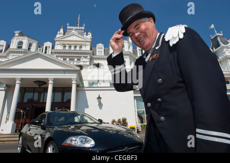 Livrierter Portier außerhalb The Grand Hotel Eastbourne East Sussex England UK Stockfoto