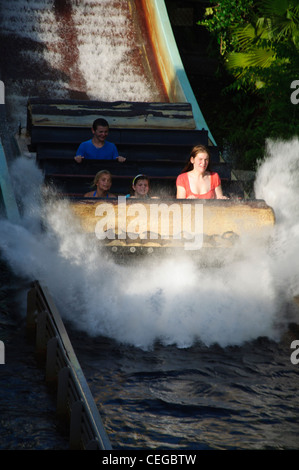 Busch Gardens Tampa Florida Tanganyika tidal wave Wasser-Floßfahrt Stockfoto