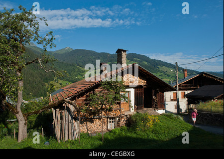 Chalet aus Holz haus in Arêches Dorf, Beaufortain Tal. Rhone Alpen Frankreich Stockfoto