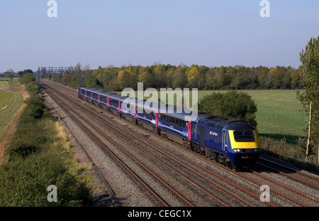 Eine erste große westliche HST unter der Leitung von 43 Klassennummer 43164 rast durch Denchworth zwischen Swin Stockfoto