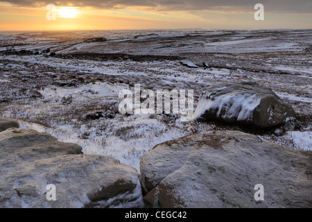 Eine knackige Winter Sonnenaufgang über Nidderdale aus High Crag Ridge in der Nähe von Pateley Bridge und Gewächshäuser in Yorkshire, England Stockfoto