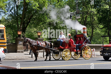 Wagen Sie vor Central Park in New York City Stockfoto