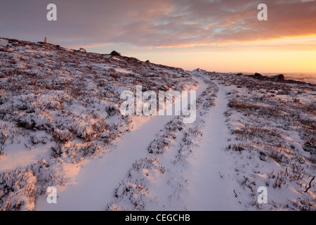 Eine knackige Winter Sonnenaufgang über Nidderdale aus High Crag Ridge in der Nähe von Pateley Bridge und Gewächshäuser in Yorkshire, England Stockfoto