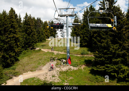 Mountain-Biker auf einem Plateau im Les Saisies Familie Village Resort. Savoie. Frankreich Stockfoto