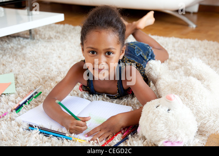 Kleine afrikanische Asiatin mit bemalten Händen in bunten Farben Stockfoto