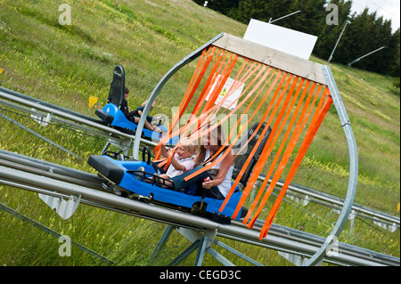 Alpine-Coaster Sommerrodelbahn. Les Saisies Familiendorf Resort. Savoie. Frankreich Stockfoto