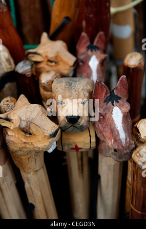 Geschnitzten Tierfiguren als Spazierstock Köpfe zu verkaufen. Les Saisies Familiendorf Resort. Savoie. Frankreich Stockfoto