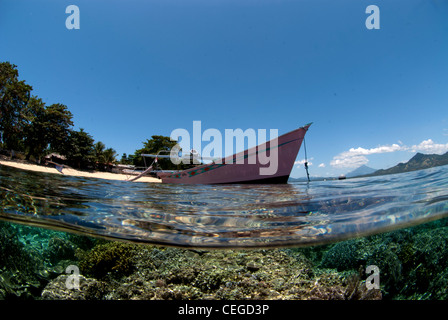 Eine traditionelle Insel Boot von Siladen, Bunaken Marine PArk, Indonesien Stockfoto