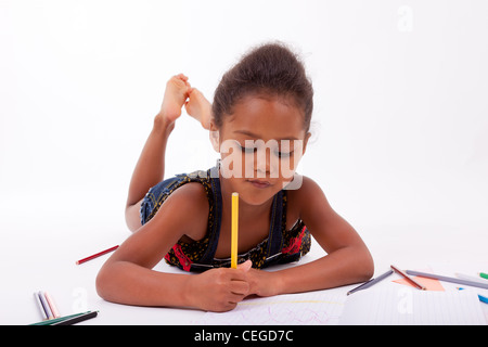 Kleine afrikanische Asiatin zeichnen, auf dem Boden liegend Stockfoto