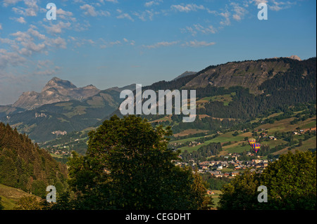 Heißluftballon. Megève Tal nr "Flocons de Sel" Hotel & Restaurant. Haute-Savoie. Die Region Rhône-Alpes. Frankreich Stockfoto