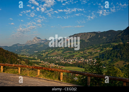 Heißluftballon. Megève Tal nr "Flocons de Sel" Hotel & Restaurant. Haute-Savoie. Die Region Rhône-Alpes. Frankreich Stockfoto