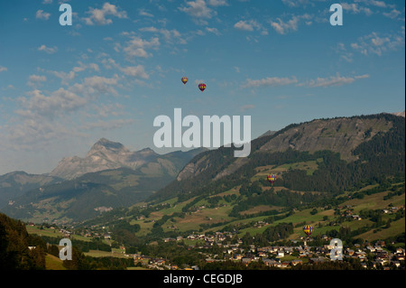 Heißluftballon. Megève Tal nr "Flocons de Sel" Hotel & Restaurant. Haute-Savoie. Die Region Rhône-Alpes. Frankreich Stockfoto