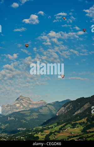 Heißluftballon. Megève Tal nr "Flocons de Sel" Hotel & Restaurant. Haute-Savoie. Die Region Rhône-Alpes. Frankreich Stockfoto