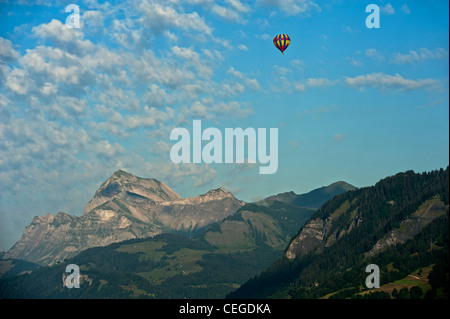 Heißluftballon. Megève Tal nr "Flocons de Sel" Hotel & Restaurant. Haute-Savoie. Die Region Rhône-Alpes. Frankreich Stockfoto