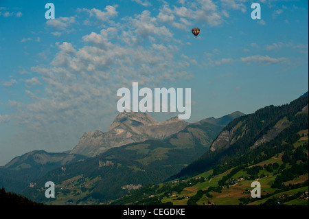 Heißluftballon. Megève Tal nr "Flocons de Sel" Hotel & Restaurant. Haute-Savoie. Die Region Rhône-Alpes. Frankreich Stockfoto