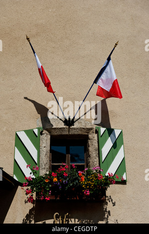 Shuttered Fenster mit französischen Fahnen in Place de Eglise Hauptplatz in Megeve in Frankreich, Europa Stockfoto